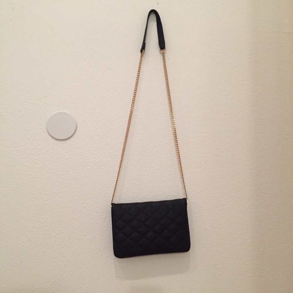 SOLD✅ f21 black shoulder purse with gold chain